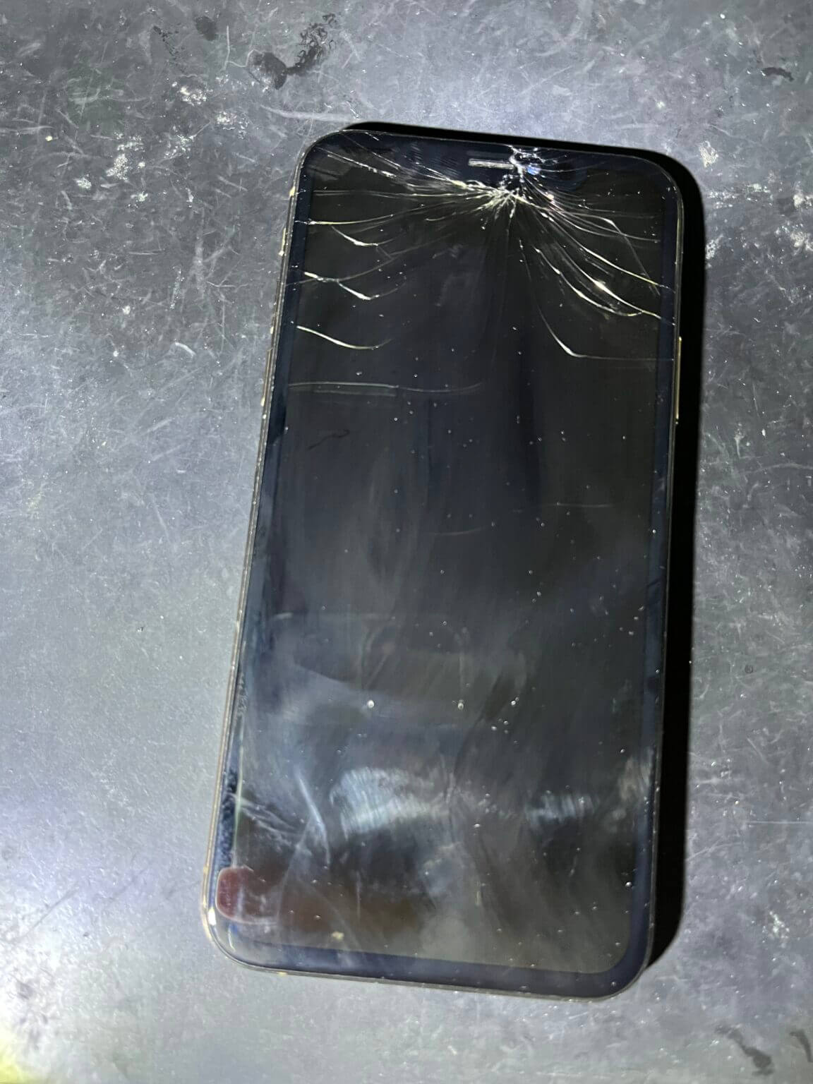 鹿児島市鴨池でのiPhoneXSの画面割れ/ブラックアウト修理１