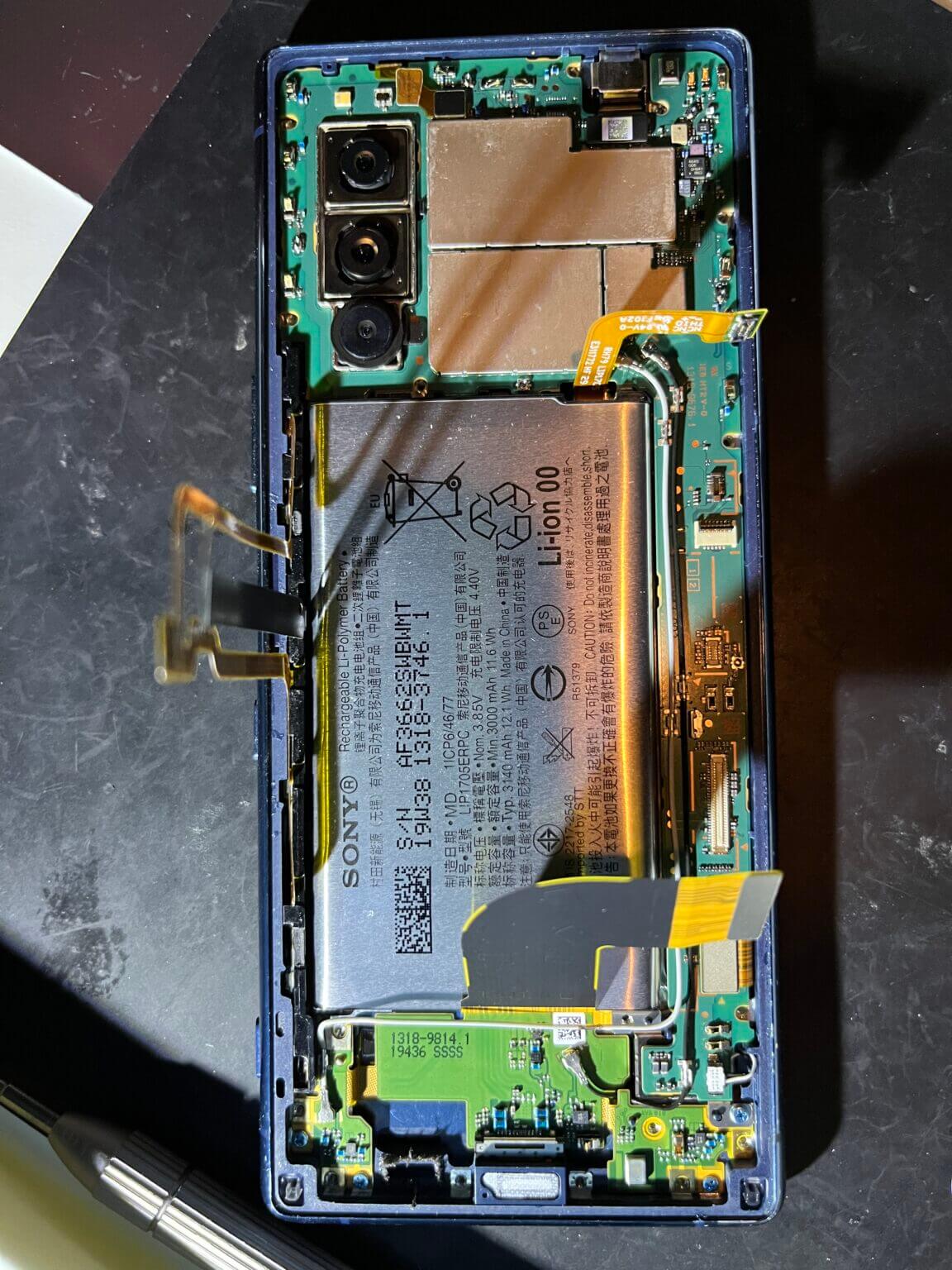 鹿児島市荒田でのXperia5のバッテリー交換修理１