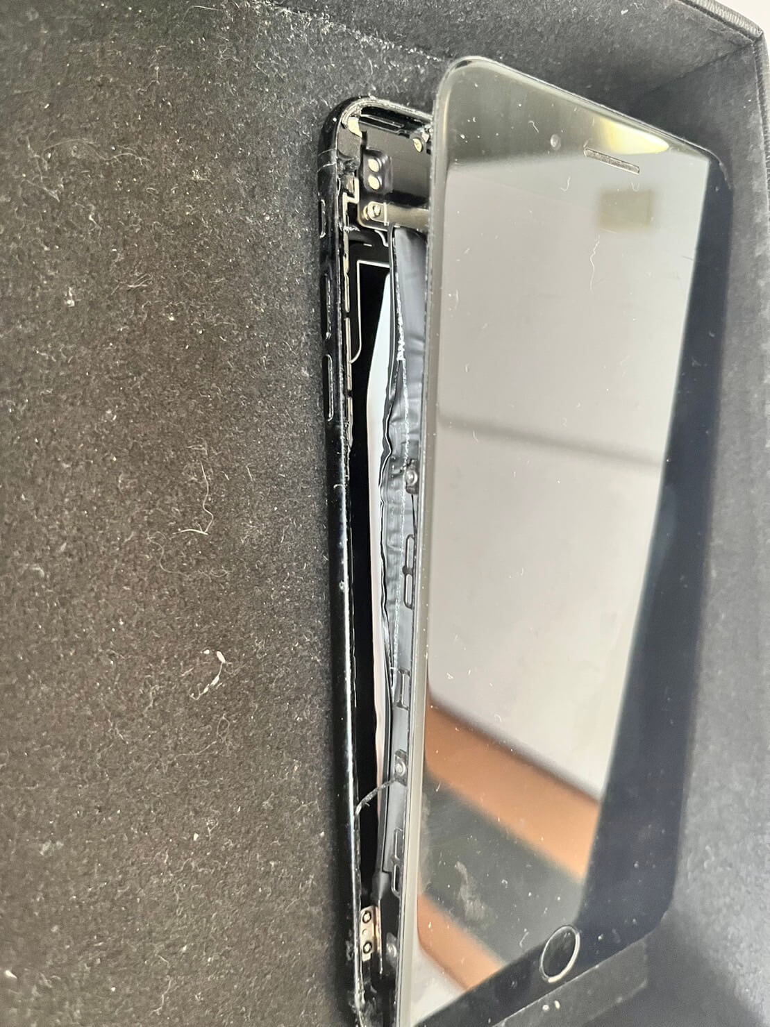 霧島市国分郡田でのiPhone7Plusのバッテリー膨張修理