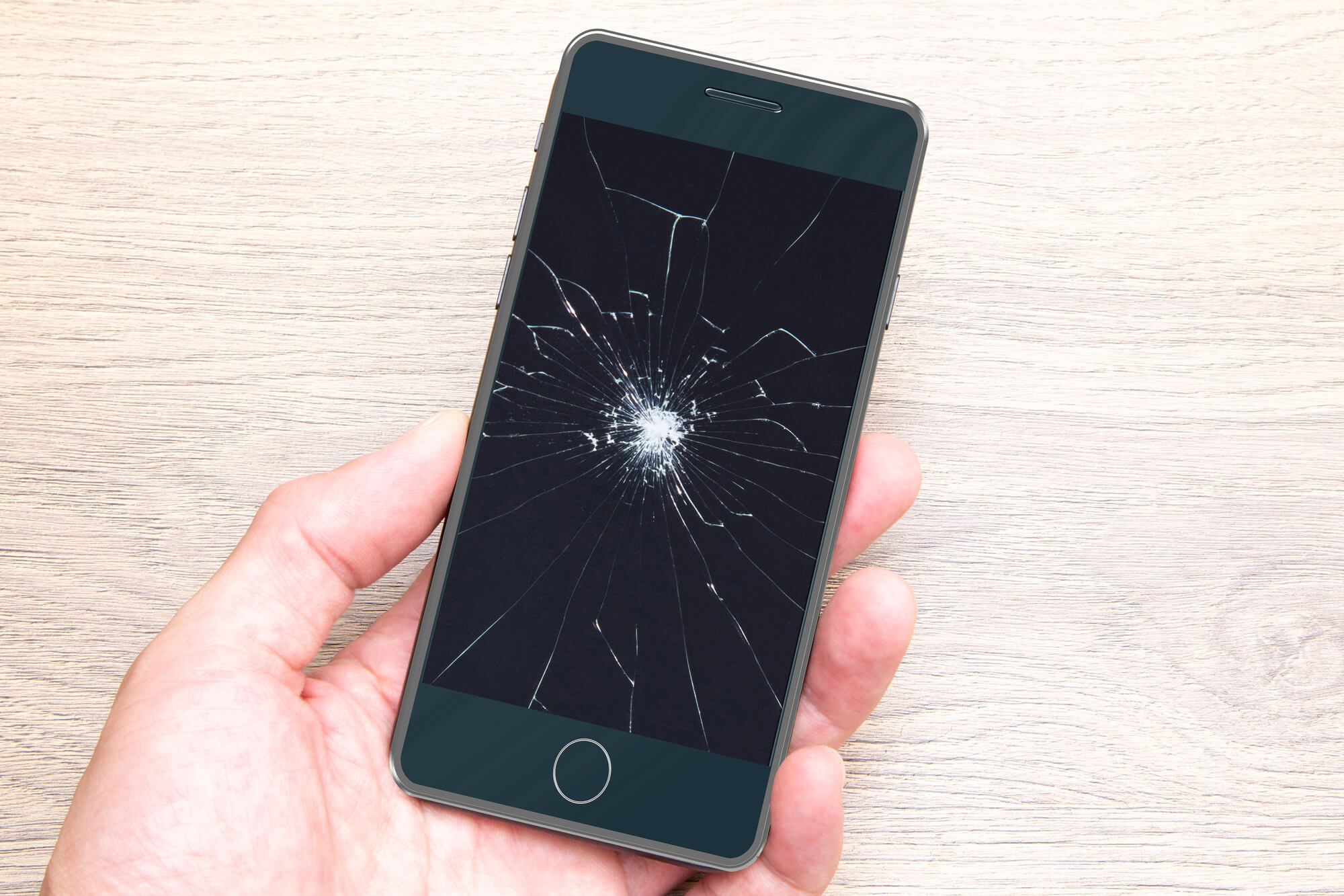 iPhoneの画面が割れたまま使うリスクとは？画面が割れた際の対処法について