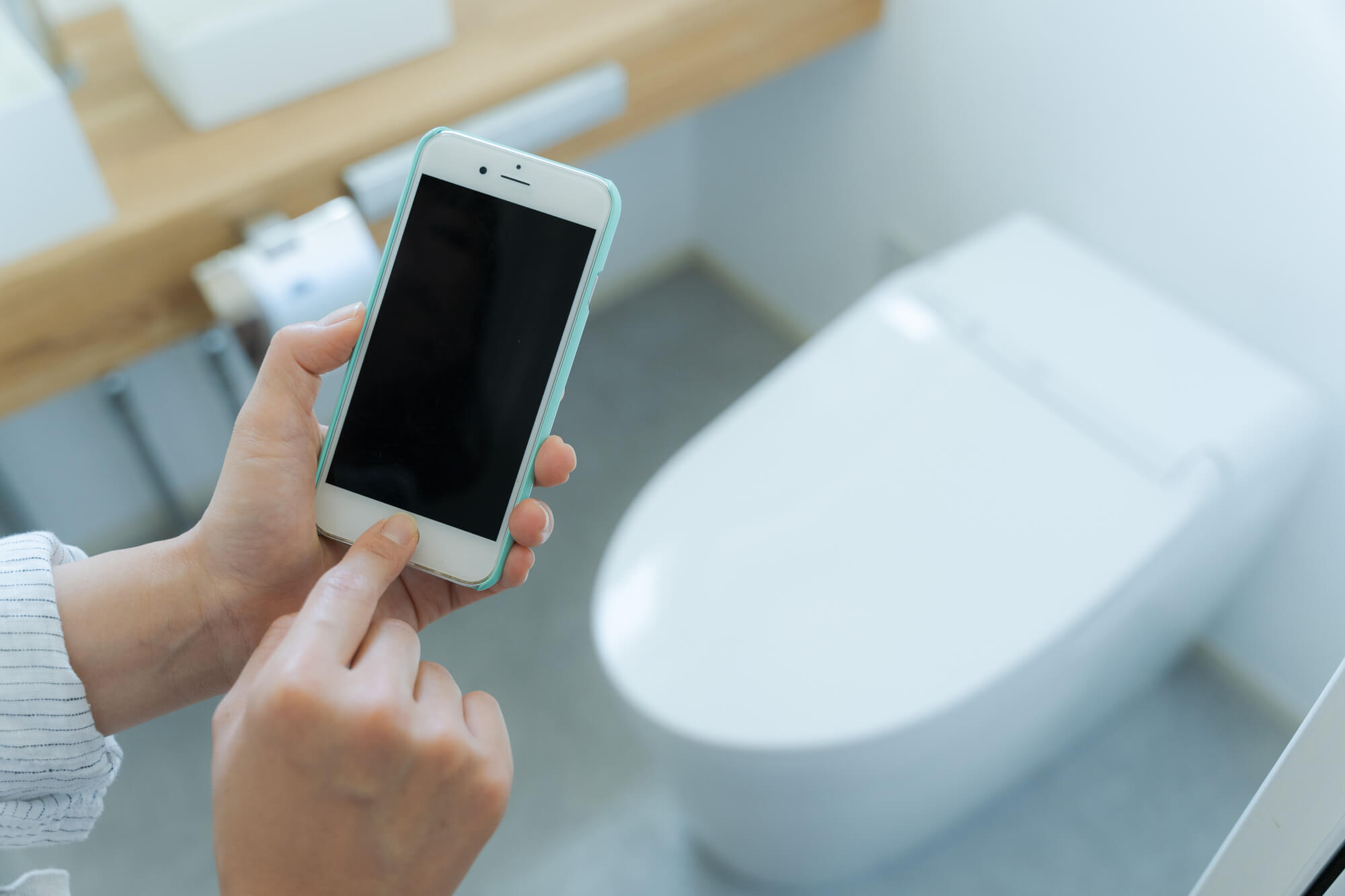 トイレでiPhoneを使用するリスクとは？