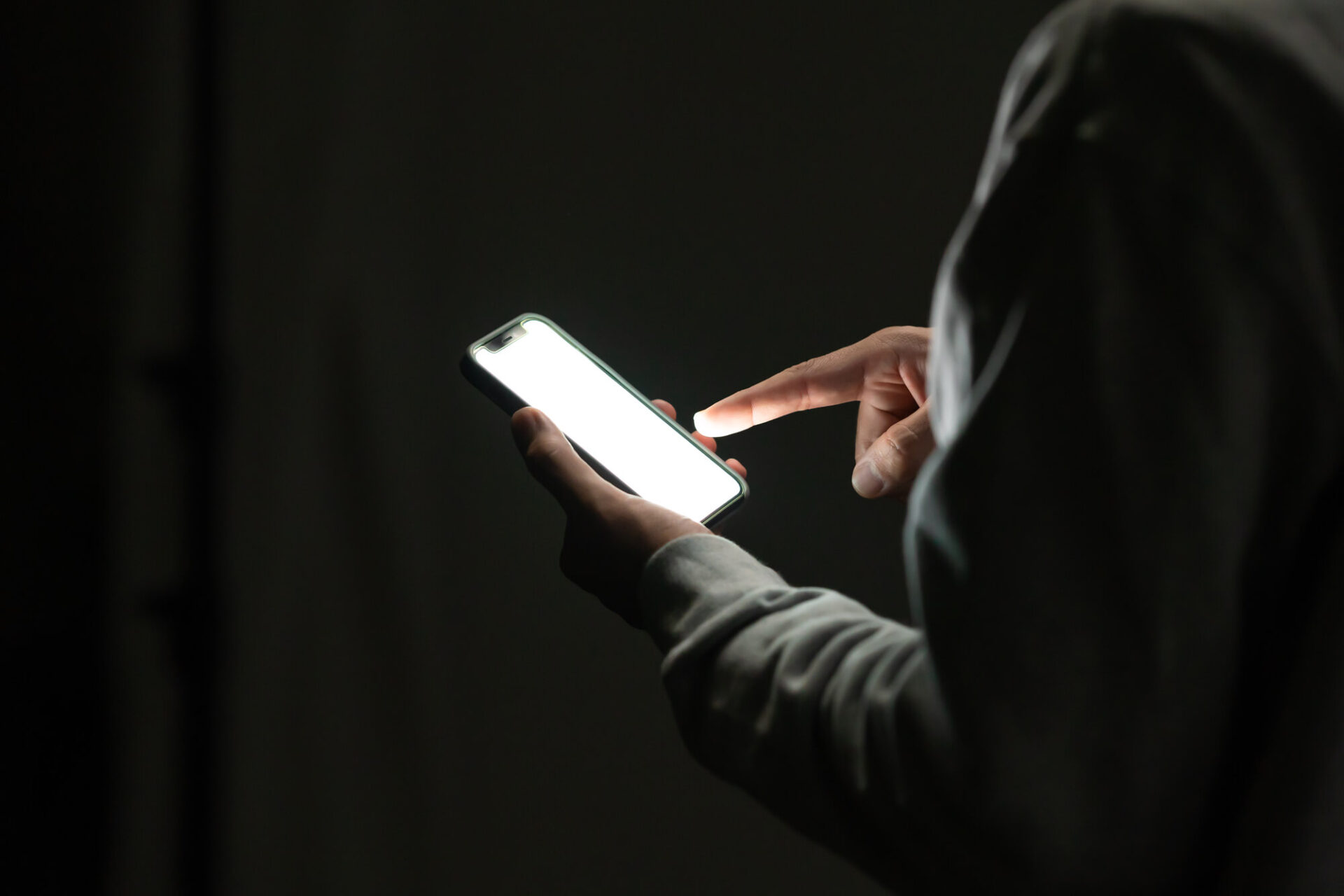 攻撃者がスマホを乗っ取る方法