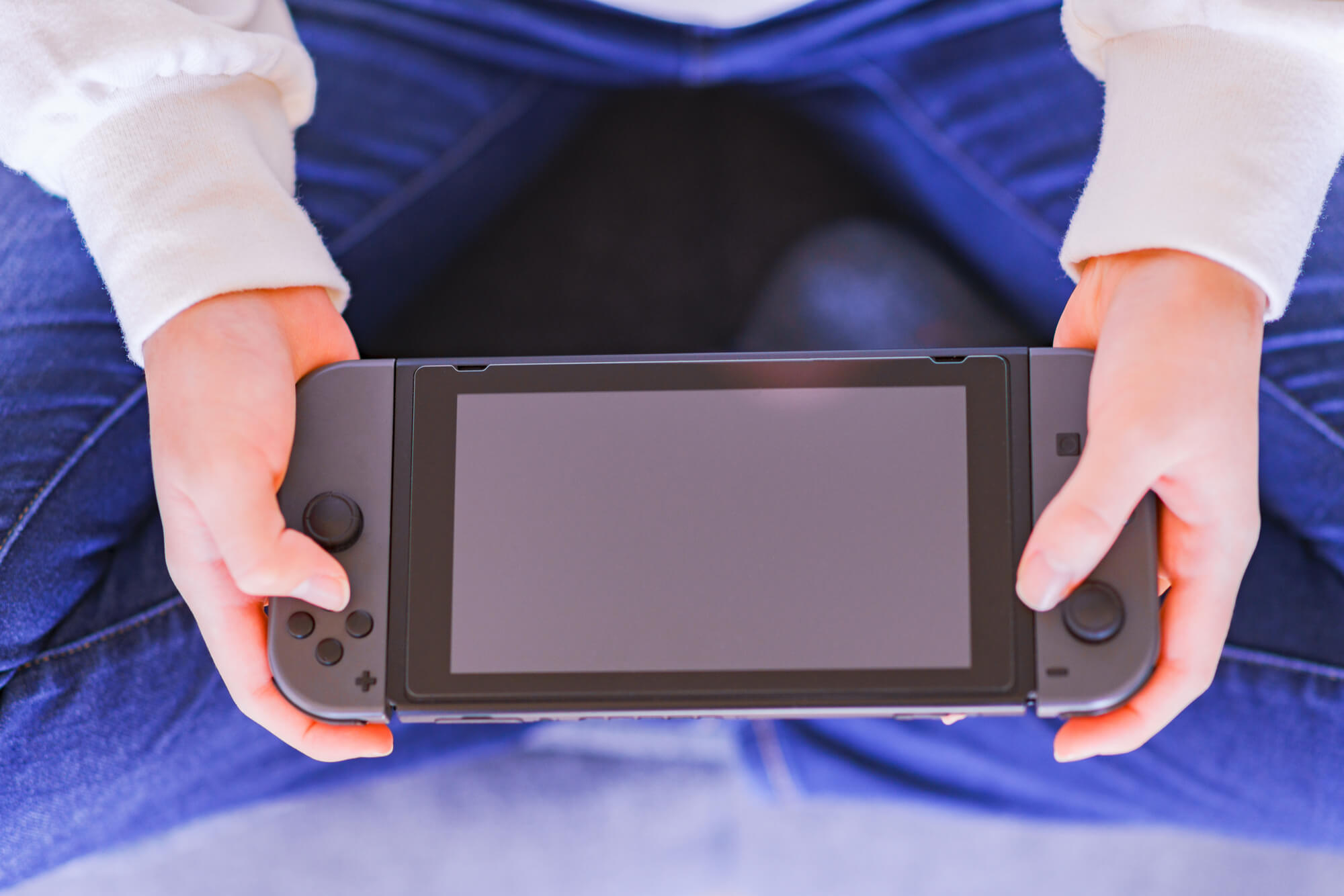 Nintendo Switchの画面がつかない原因とは？真っ暗のままフリーズしているときの対処方法について