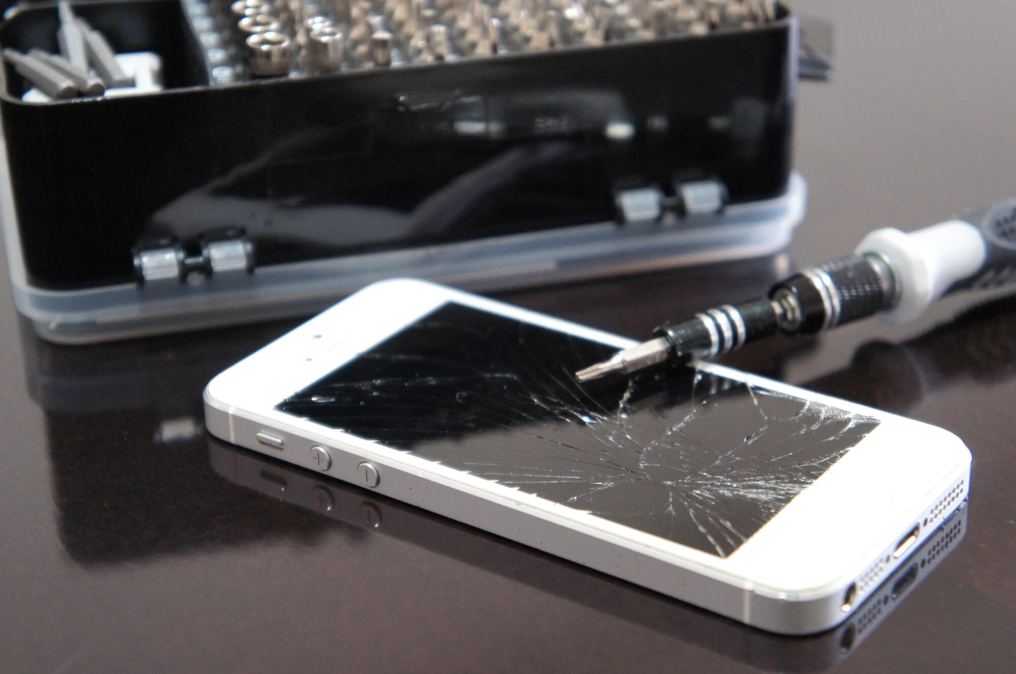 【解決しない場合】プロの修理業者に相談すべきサイン