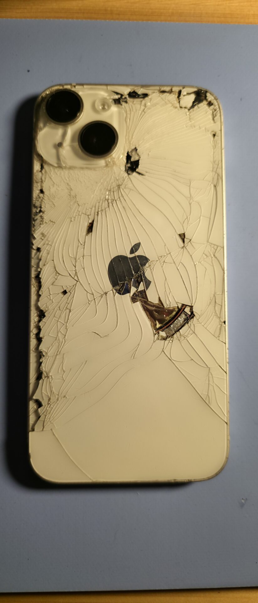 大阪府門真市にてIPhone14の背面割れとバッテリー膨張修理 - ゴーリペア