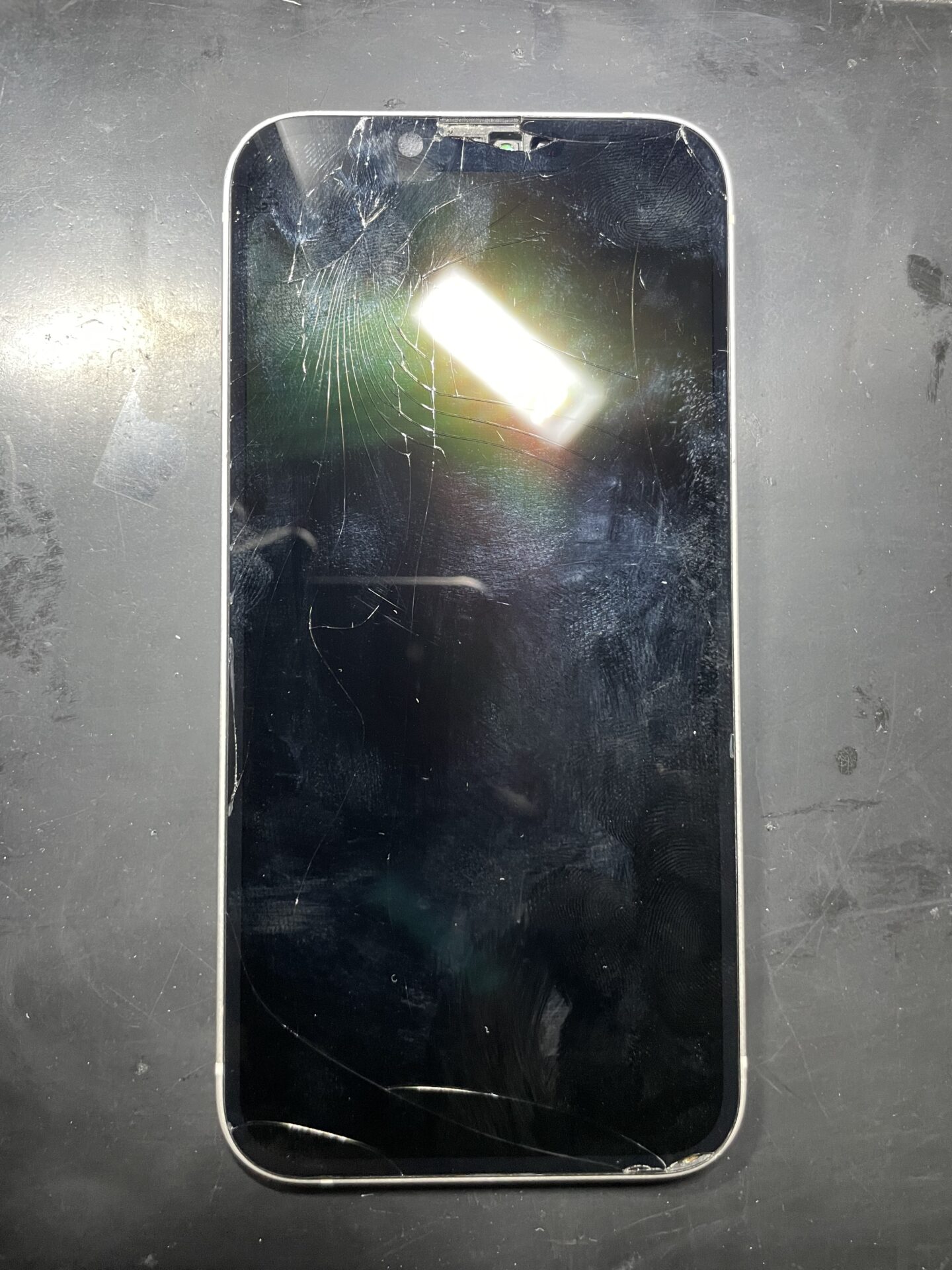 兵庫県尼崎市にてiPhone14の画面破損の修理 - ゴーリペア