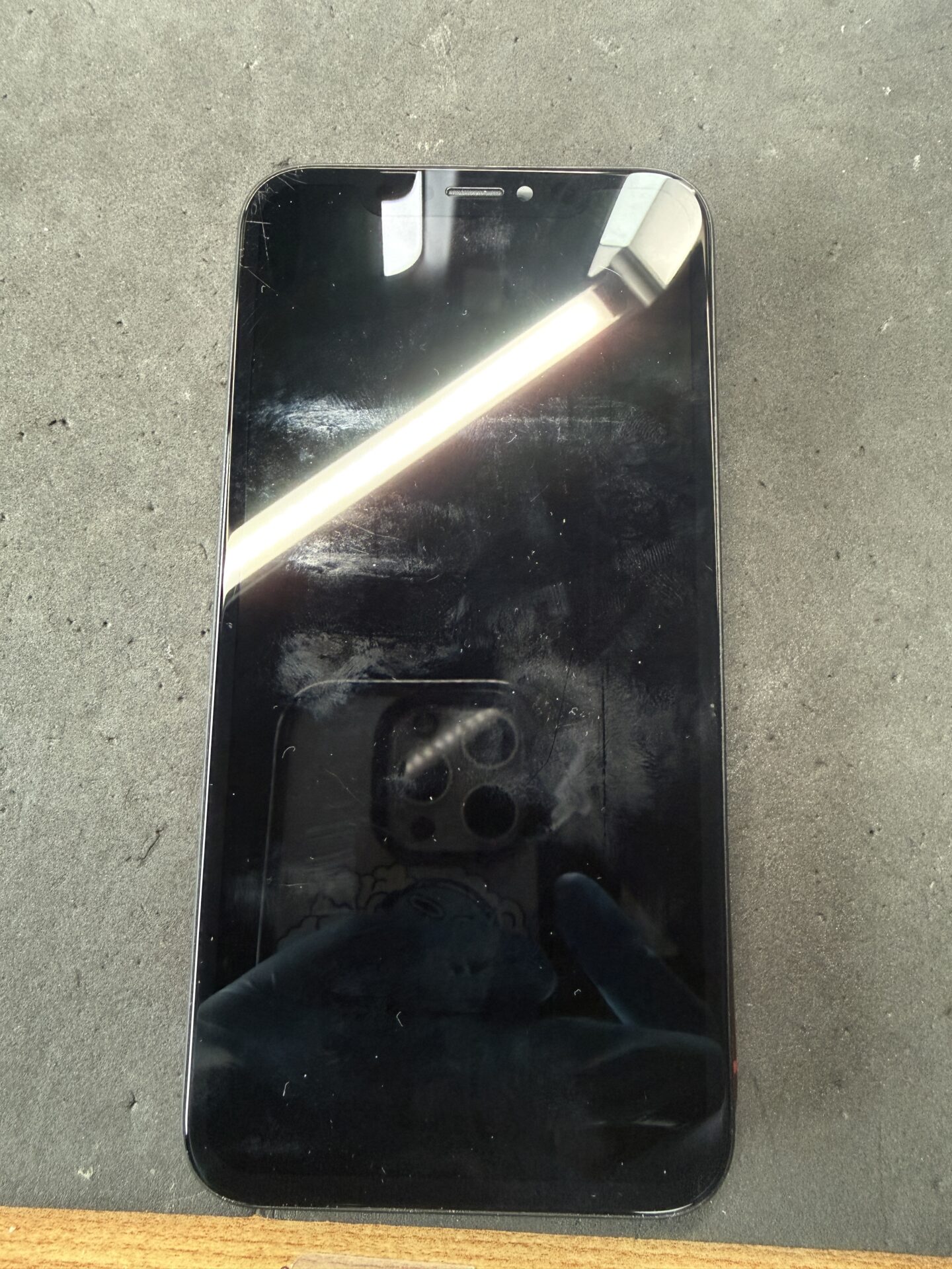 大阪市福島区にてiPhoneXR画面修理 - ゴーリペア